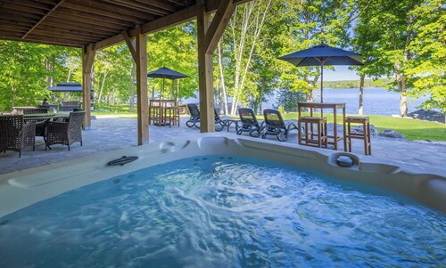 Buckhorn Blue-Waterfront Luxury Cottage-5 bdrm-HotTub,Sauna,Rec Room, Beach Area