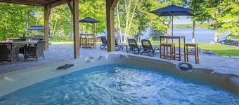 Buckhorn Blue-Waterfront Luxury Cottage-5 bdrm-HotTub,Sauna,Rec Room, Beach Area