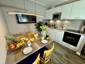 Kühlschrank, Mikrowelle, Ofen, Herdplatte