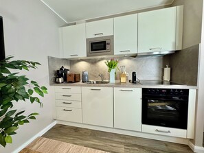 ثلاجة، ميكروويف، فرن، موقد طهي مسطح