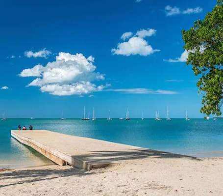 Beach. Casa Poblado Cerca de Atracciones Turísticas