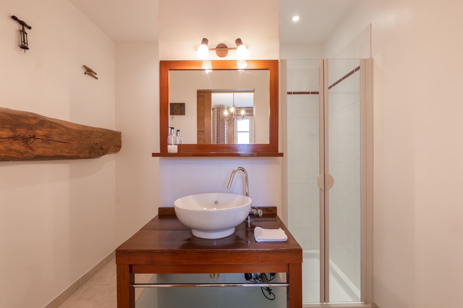 Combined shower/tub, towels