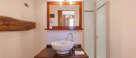 Combined shower/tub, towels