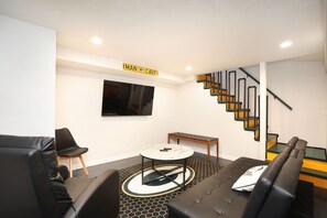 Smart TV, fireplace - Beautiful newly remodeled house .5 miles to Lambeau/Resch center. (Pet Friendly) (Green Bay)