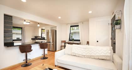 Beautiful newly remodeled house .5 miles to Lambeau/Resch center. (Pet Friendly)