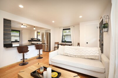 Beautiful newly remodeled house .5 miles to Lambeau/Resch center. (Pet Friendly)