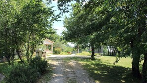A gravel path leading to a covered pavilion in a wooded area. - Secluded vacation house surrounded by nature (Žminj)