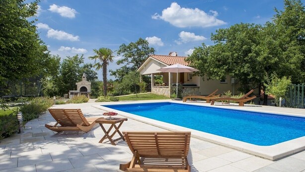A swimming pool with lounge chairs and a gazebo. - Secluded vacation house surrounded by nature (Žminj)