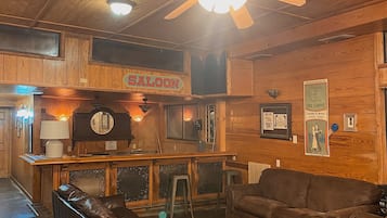 Smart TV, reproductor de DVD, futbolito, mesa de ping pong