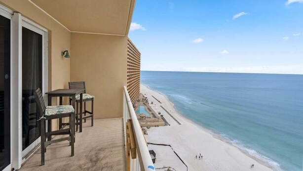 Un balcón con vista a la playa y al océano.