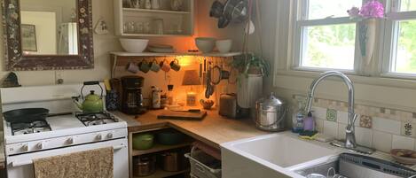Fridge, oven, stovetop, coffee/tea maker