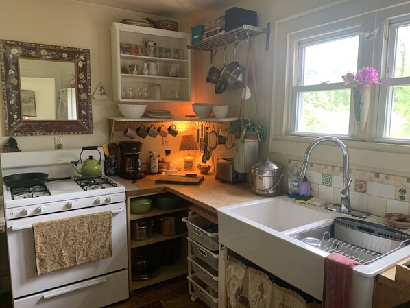 Fridge, oven, stovetop, coffee/tea maker
