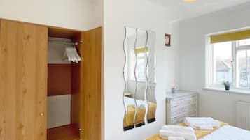 3 bedrooms, desk, iron/ironing board, WiFi