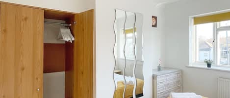 3 Schlafzimmer, Schreibtisch, Bügeleisen/Bügelbrett, WLAN