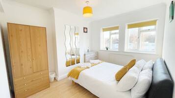 3 bedrooms, desk, iron/ironing board, WiFi