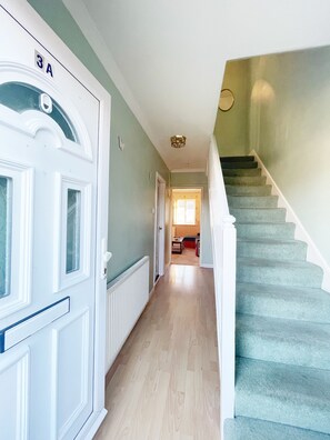 Interior - 3 bed apartment, free WIFI & Netflix, discounts on long term (Gravesend)