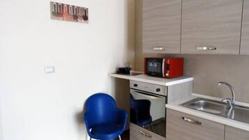 KĂŒhlschrank, Mikrowelle, Ofen, Herdplatte