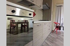 Frigorifero, microonde, forno, piano cottura