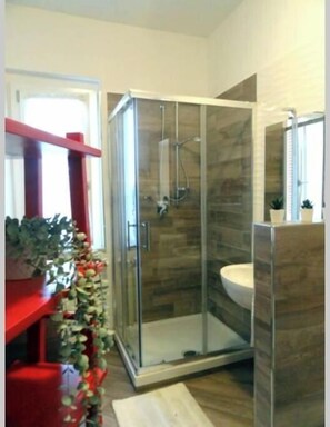 Baignoire, sèche-cheveux, bidet, serviettes fournies