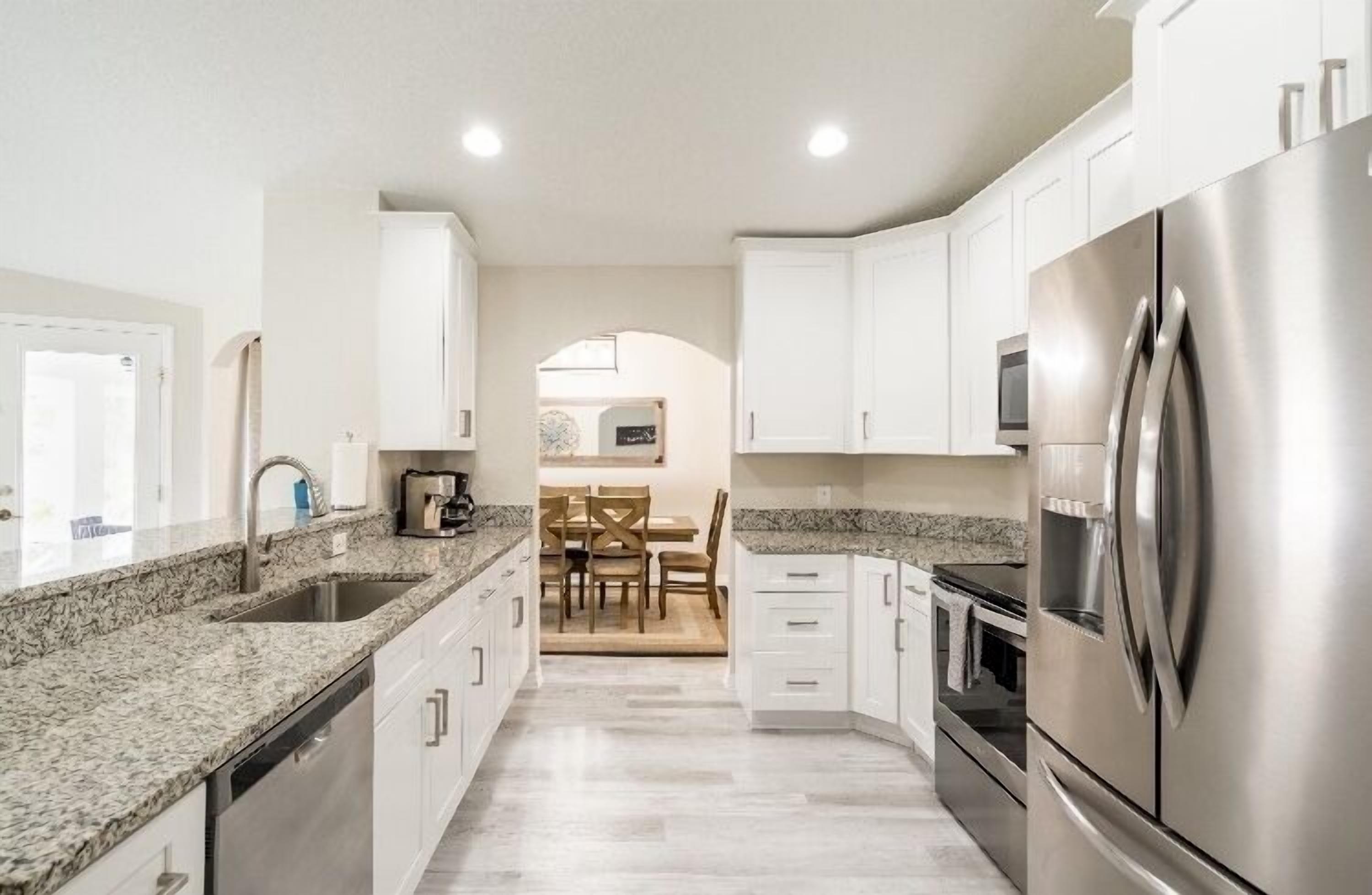 Jääkaappi, mikroaaltouuni, uuni, liesi