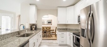 Center of North Port/13-Beaches/HEATED Saltwater Pool