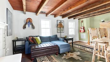 Smart TV, chimenea, reproductor de DVD y biblioteca musical