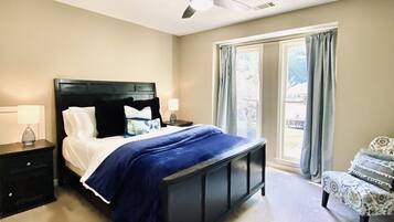 4 bedrooms, desk, iron/ironing board, travel crib