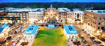 Gorgeous 4 BR Home - 1.5 mi from DT Alpharetta and Avalon