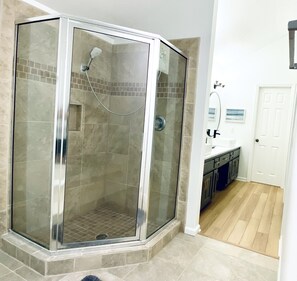 Duschwanne, Whirlpool, Haartrockner, Handtücher