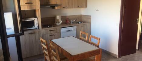 冷蔵庫、オーブン、コンロ、食器洗い機