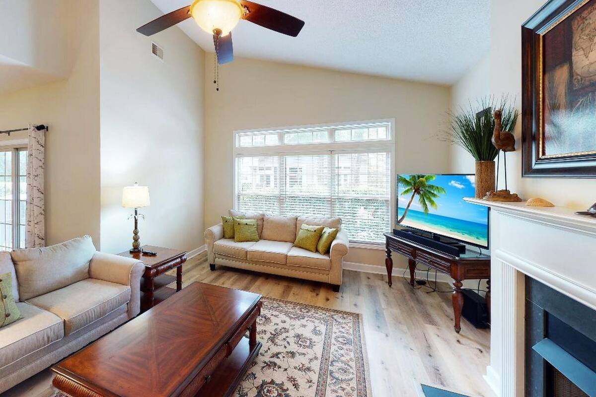 Condo, 3 Bedrooms | Living room