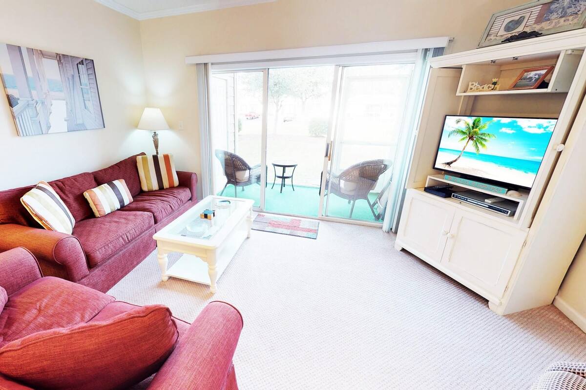 Condo, 2 Bedrooms | Living room
