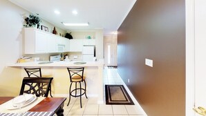 Private kitchen - Village at the Glens by Coastline Resorts (Little River)