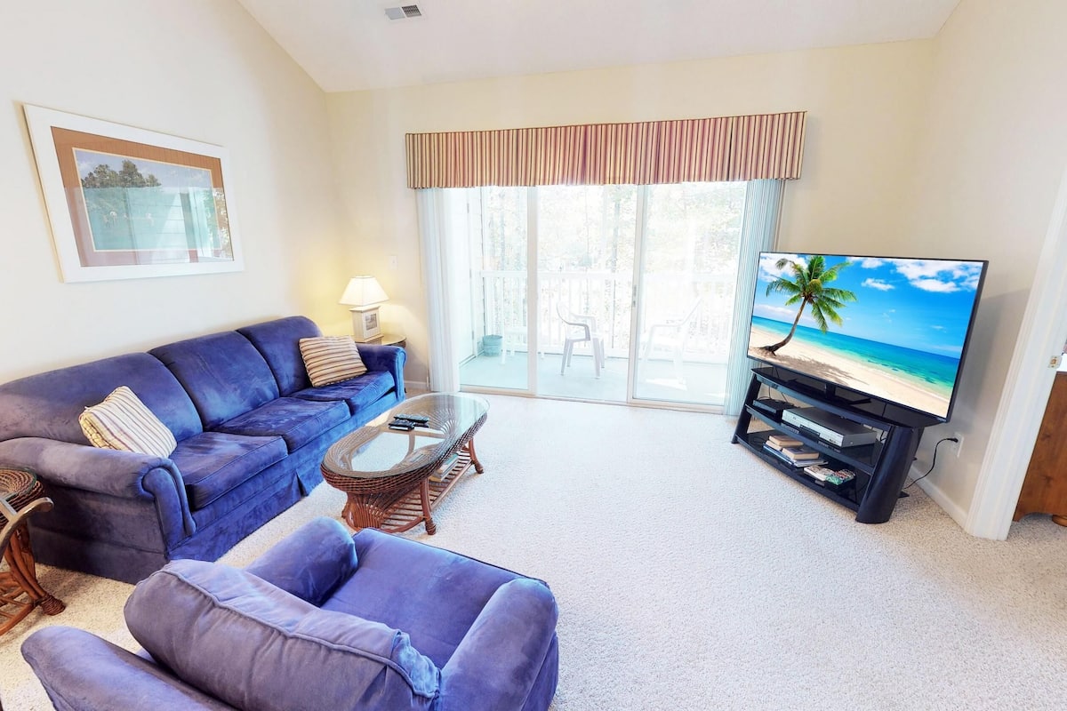 Condo, 2 Bedrooms | Living room