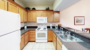Condo, 2 Bedrooms | Private kitchen
