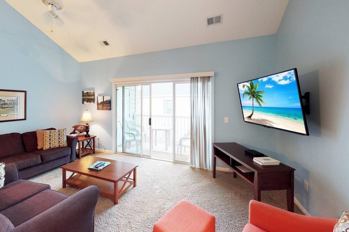 Condo, 3 Bedrooms | Living room