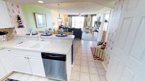 Condo, 3 Bedrooms | Private kitchen | Oven