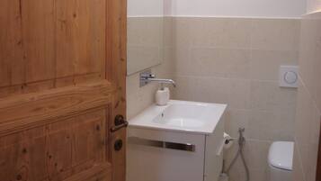 Dusche, Haartrockner, Handtücher, Toilettenpapier