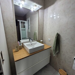 Doccia, asciugacapelli, asciugamani, carta igienica