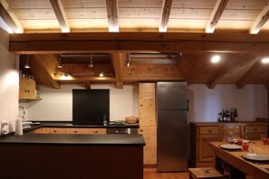 Een koelkast, een oven, een vaatwasser, een waterkoker