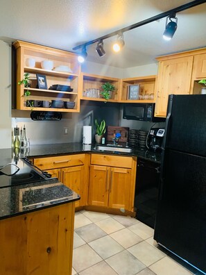 Mikrowelle, Geschirrspüler, Wasserkocher mit Kaffee-/Teezubehör