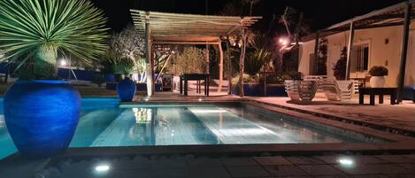 Een buitenzwembad, een verwarmd zwembad