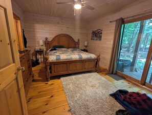 4 bedrooms, iron/ironing board, free WiFi, bed sheets - Play & Stay in Algonquin (Dwight)