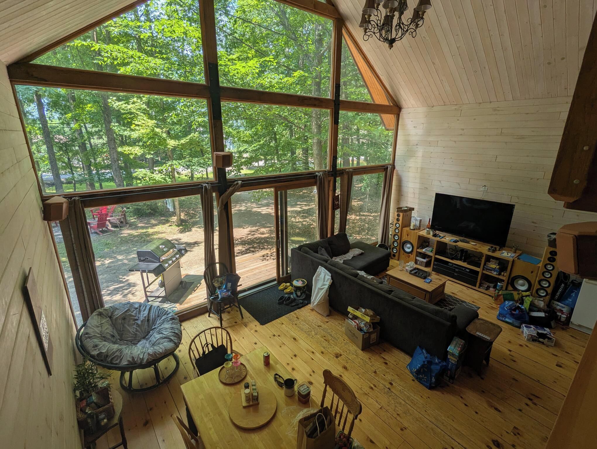 TV connectée, lecteur de DVD, baby-foot, table de tennis de table