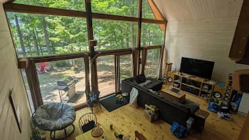 Smart TV, DVD player, table football, ping pong