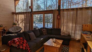 TV connectée, lecteur de DVD, baby-foot, table de tennis de table