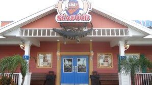 Ein Restaurant mit roter Fassade, einer blauen Tür und einem Schild mit der Aufschrift 'Florida Seafood'.