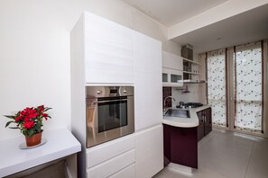 Kühlschrank, Mikrowelle, Ofen, Geschirrspüler