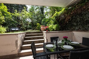 Outdoor dining - Vatican Quiet Apartment with Garden & Parking (Roma)