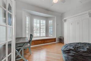 4 bedrooms, desk, iron/ironing board, free WiFi